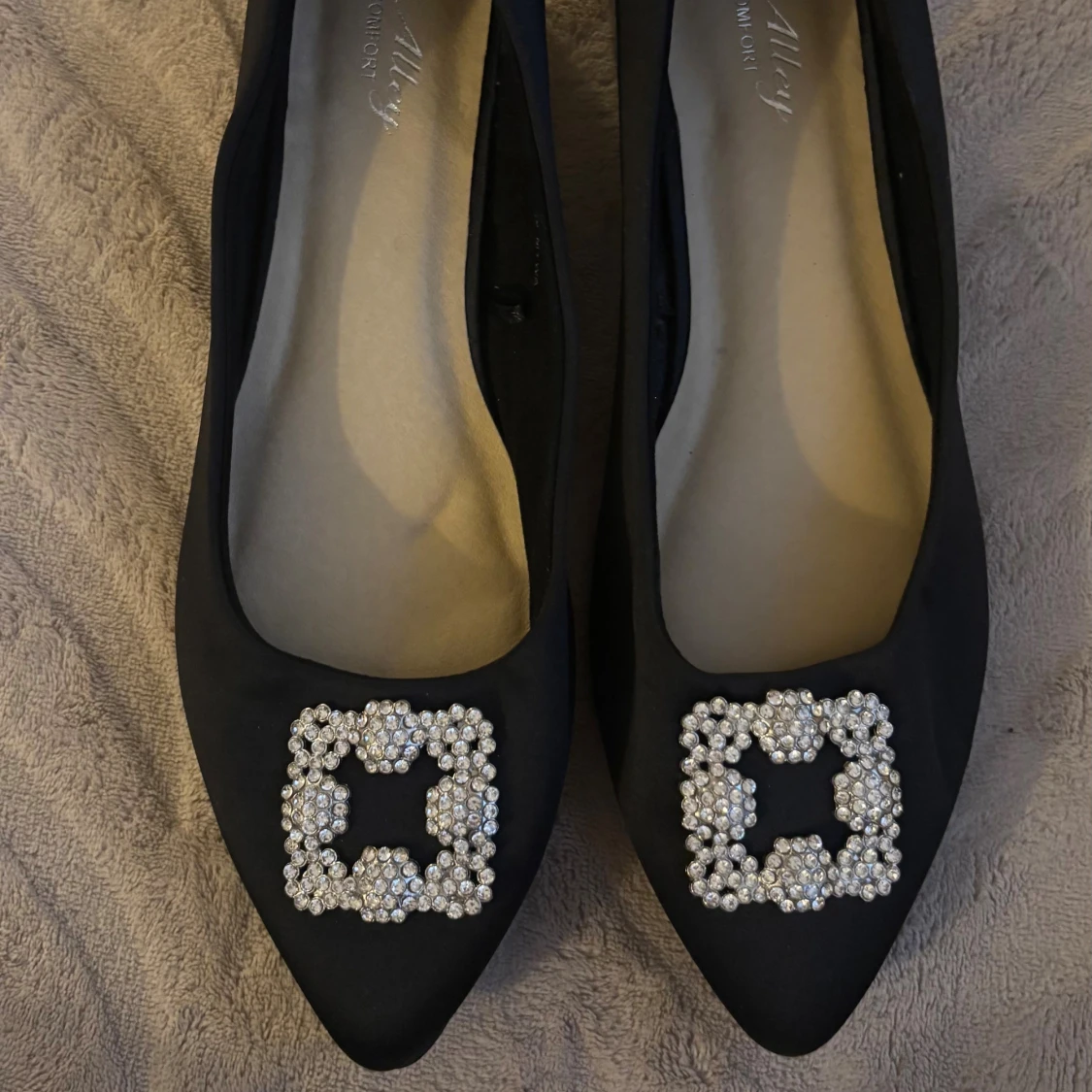 Svarta ballerinaskor med strassdetalj