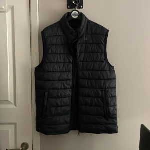 Väst från lager 157 - Svart dunväst från Lager 157 i storlek S. Västen är i relativt bra skick utan några skador. Säljer den pga att den inte passar mig.