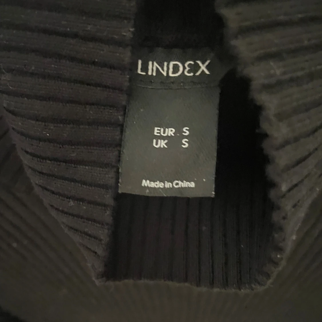 Svart ribbad stickad klänning - 2