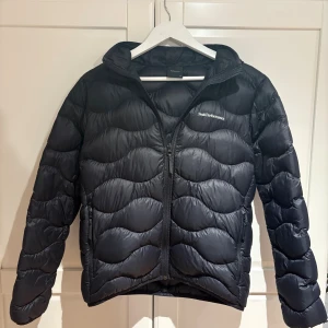 Peak performance jacka - Säljer nu denna sjukt feta peak performance jackan som e i väldigt fint skick, nypris är 1299kr mitt pris är 599kr! Storlek är 170 alltså S!
