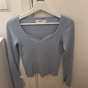 Ljusblå ribbad topp från Moves - .