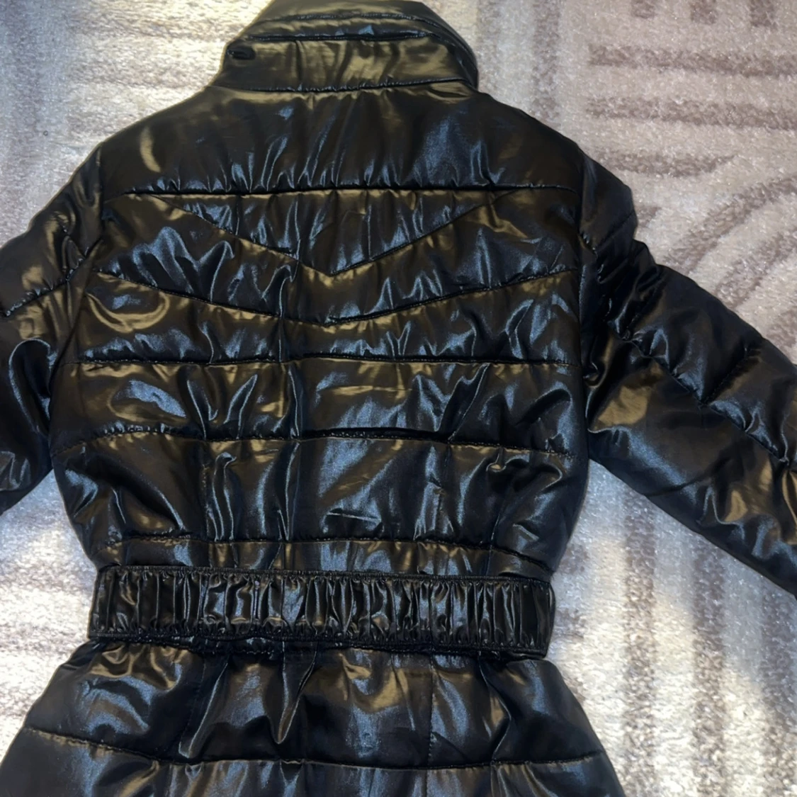 Svart pufferjacka från H&M med bälte - 2