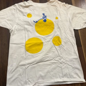 Harry styles tshirt - Köpt 2022 på konserten i Sthlm. Köptes för 550kr säljer då den inte kommer till användning. Aldrig använts.