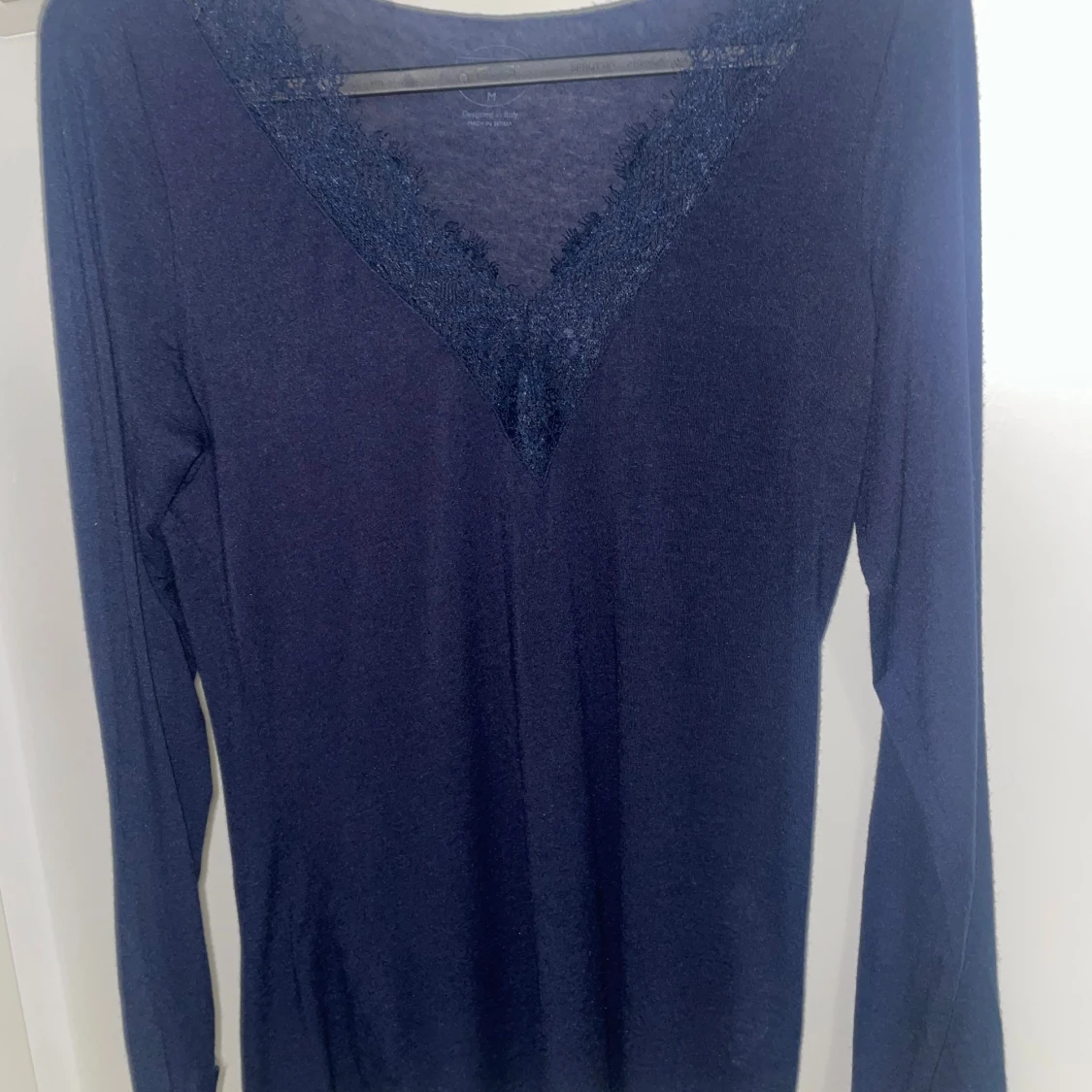 Mörkblå långärmad spetsblus - 2