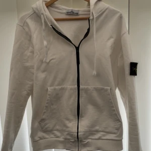 Stone Island zip  - Stone island zip | priset vet ni varför | tagg från ett annat plagg 