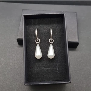 Handgjorda örhängen  - Handgjorda örhängen med pärldroppar.  Material-rostfritt stål.  