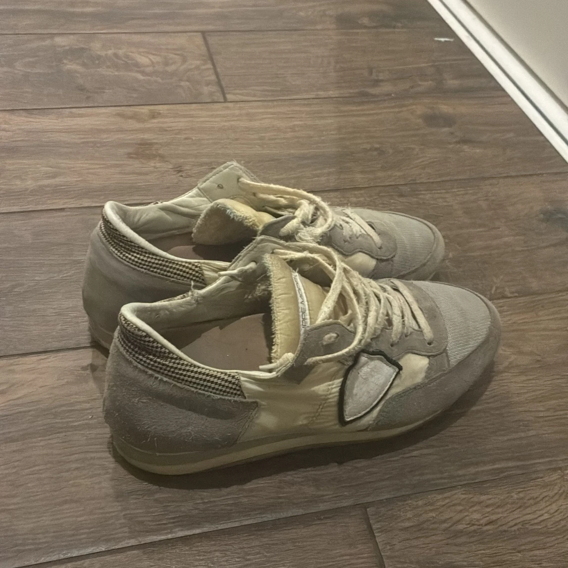 Beige sneakers från Philippe Model - 1