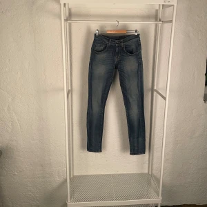 Tiger of sweden slim ground. 29/32 - Snygga blå jeans från Tiger of Sweden med klassisk femficksdesign och skinny passform. Jeansen har orangea kontrastsömmar och en mörk läderpatch bak i midjan. Perfekta för dig som gillar en smal siluett och stilren look.