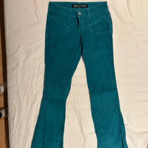 Lowwaist bootcut jeans  - As snygga lowwaist utsvänga byxor i grön/turkos färg. Pris kan diskuteras!