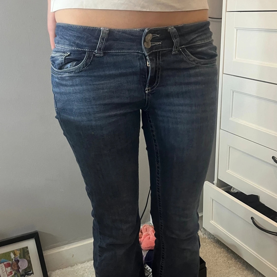 Blå bootcut jeans med broderade fickor - 1