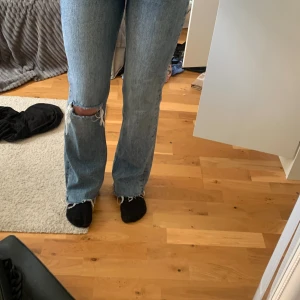 Jeans bootcut - Jättefina blåa bootcut jeans med ett hål på ena knät
