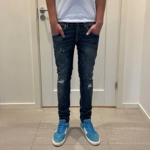 Dondup Jeans - Säljer nu dessa Dondup Jeans med super snygga slitningar i designen, skriv för fler bilde/frågor🙌🏼