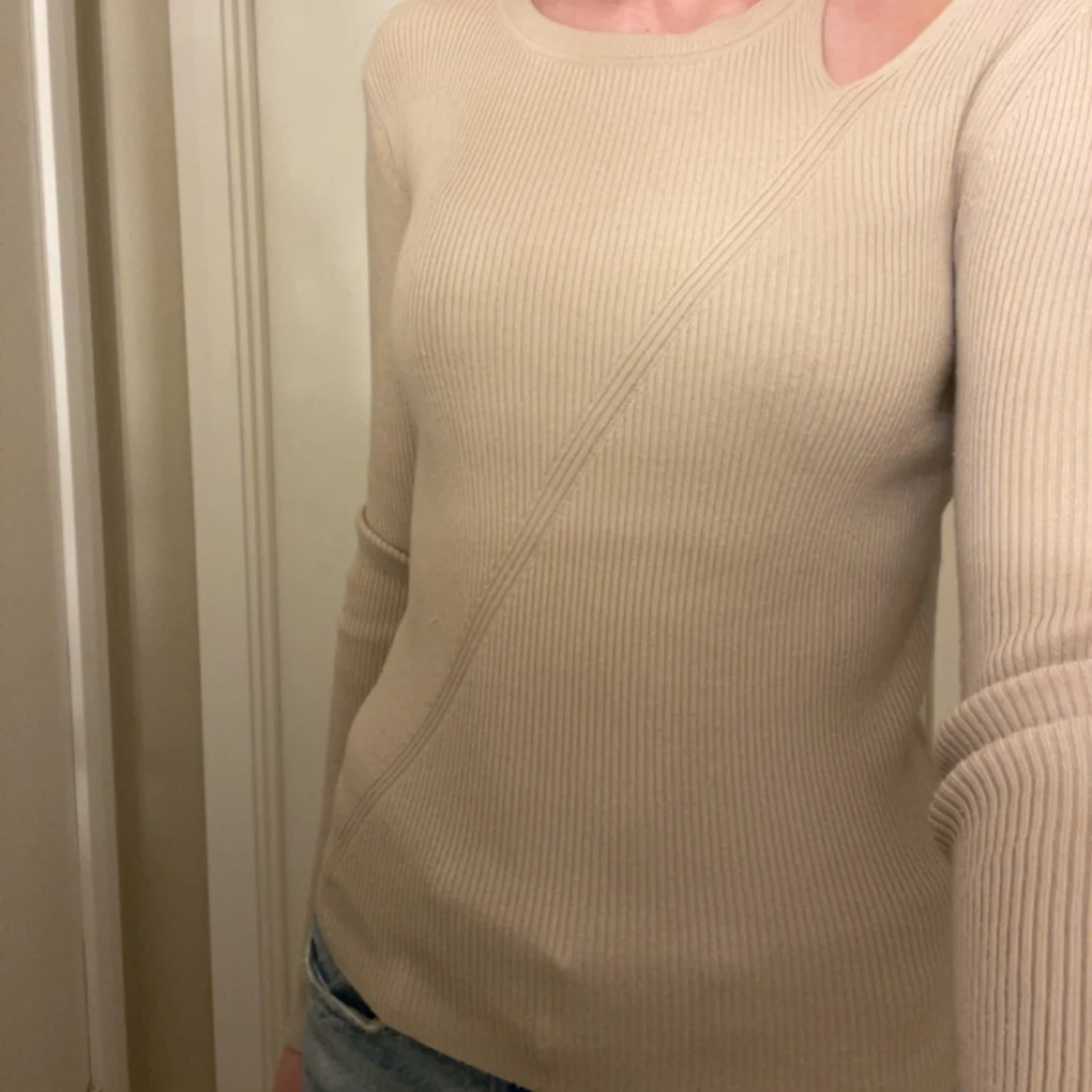 Beige ribbad tröja med cut out-detalj - 4