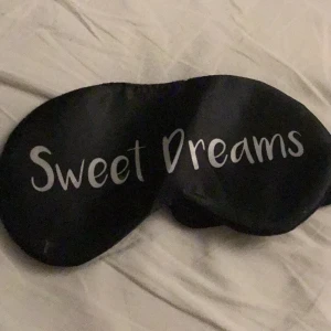 Sovmask - En glansig Sovmask med texten Sweet Dreams, tjockt band och mjukt tyg på insidan🫶🏼
