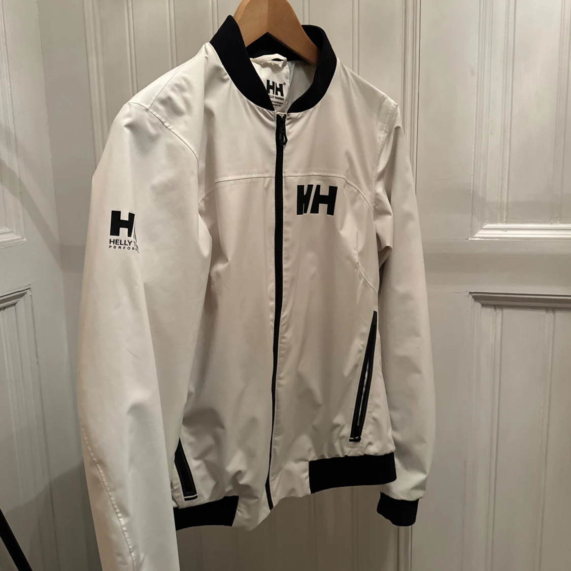 Vit vindjacka från Helly Hansen L
