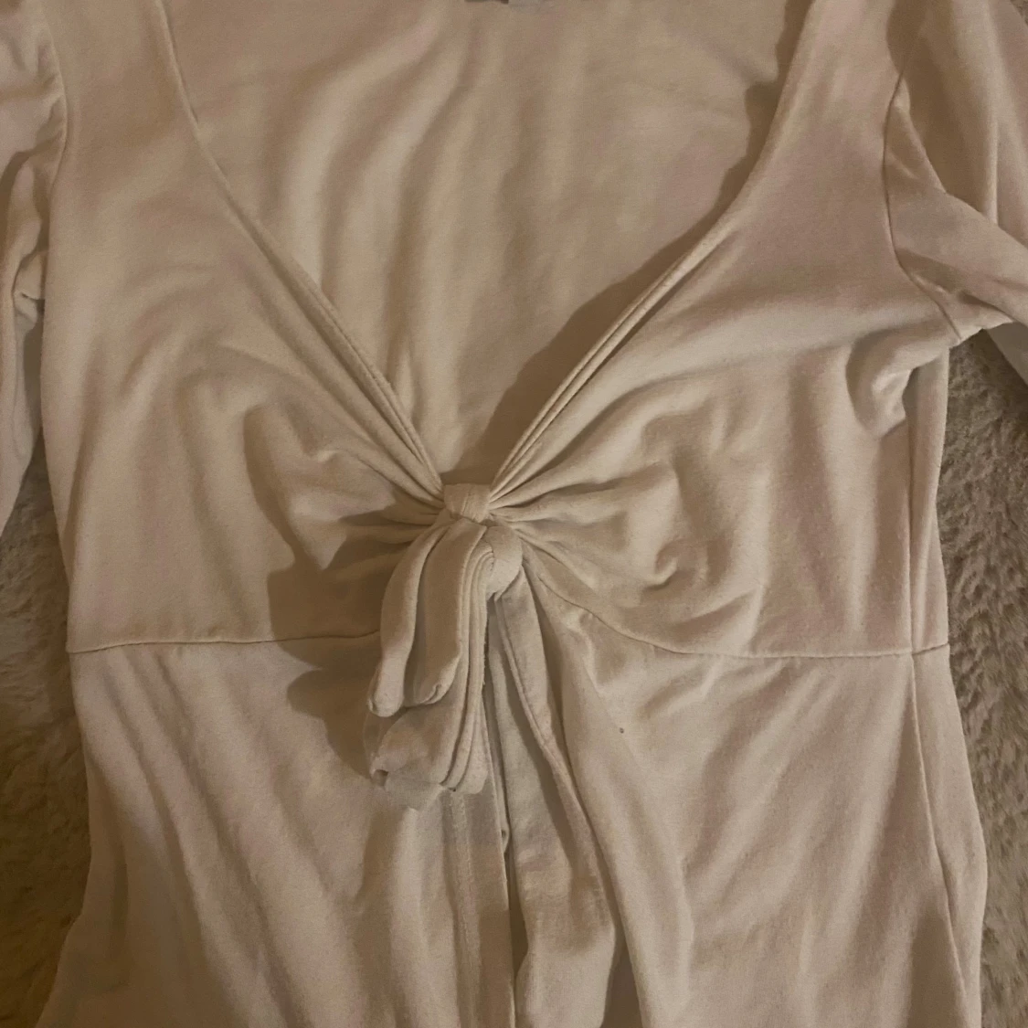 Vit omlottopp med knyt från Design by Si - 1