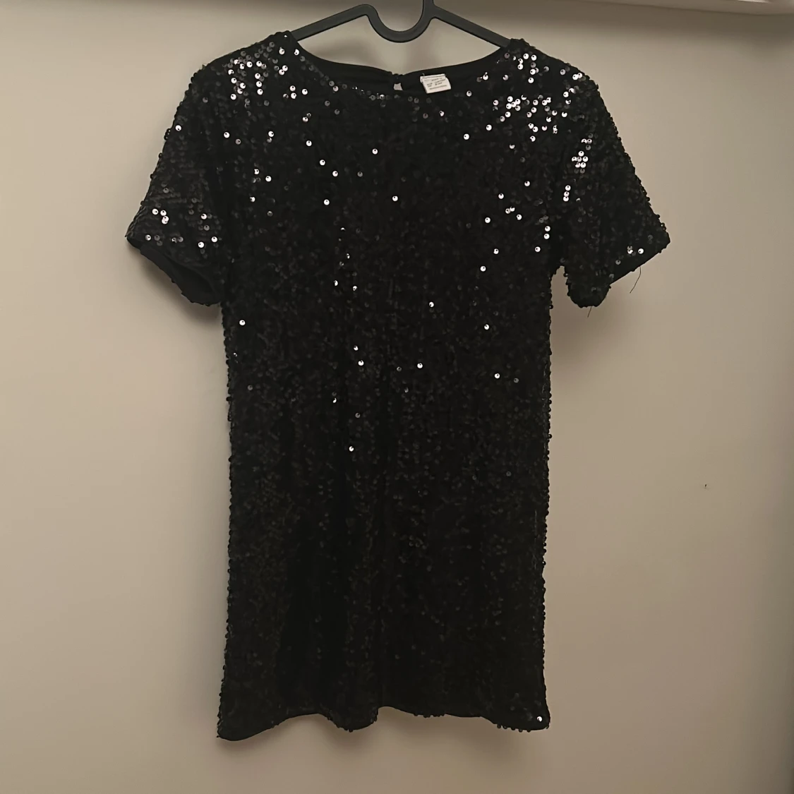 Svart paljettklänning 134/140