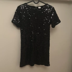 Svart paljettklänning 134/140 - Superfin paljettkortklänning från Lindex, det står att det är storlek 134/140 men jag skulle säga att den passar någon som vanligtvis har xxs/xs i kläder