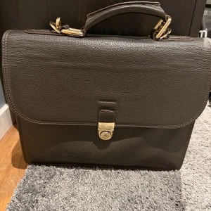 John Henric portfölj - John Henric portfölj som är använd ca 3 månader. Super fint skick. Köpt för 2999kr