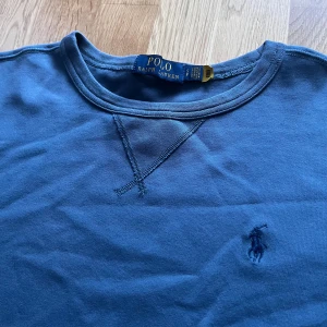 Blå sweatshirt från Polo Ralph Lauren - Säljer en blå Polo Ralph Lauren tröja🙌🏻| Storlek S | Skick 8.5/10🔥| Skriv vid minsta fundering 💭 