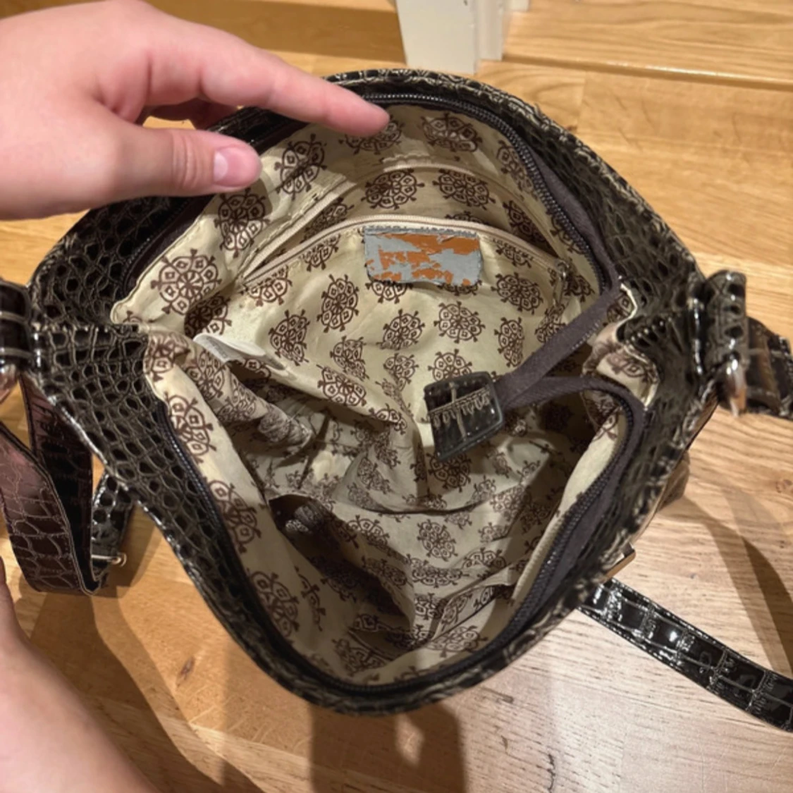 Svart axelväska i krokopräglat skinn - 2