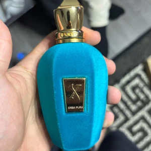 Xerjoff Erba Pura parfym - Snygg och lyxig parfym från Xerjoff, Erba Pura. Perfekt för dig som vill sticka ut med en exklusiv flaska och unik design. Passar dig som gillar att ha något speciellt i samlingen.