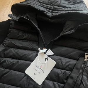 Svart cardigan med huva från Moncler - Säljer en svart Moncler cardigan med luva🙌🏻| Storlek S | Skick 9.5/10🔥| Skriv vid minsta fundering 💭 