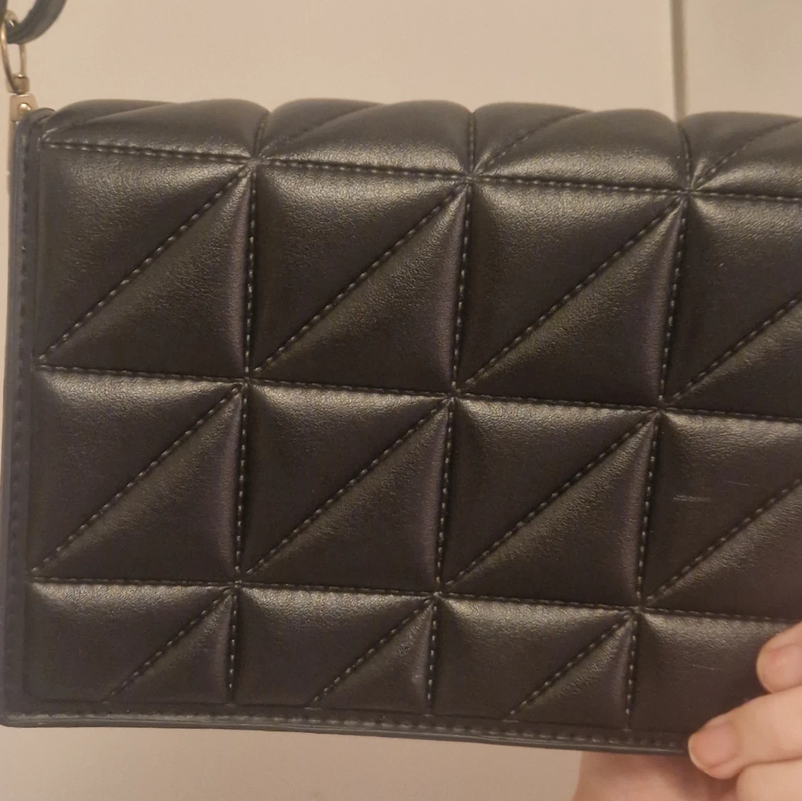 Svart quiltad axelväska i skinnimitation - 2