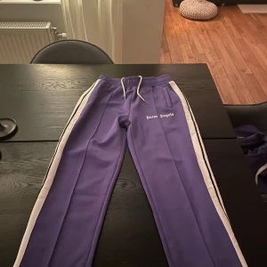 Lila Palm Angels mjukisbyxor och zip hoodie - Jätte fin lila Palm Angels tracksuit. Super fint skick. Sparsamt använd