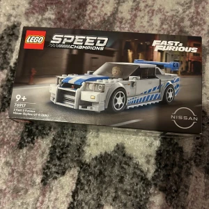 LEGO Speed Champions 2 Fast 2 Furious Nissan Skyline GT-R (R34) - Ny och oöppnad LEGO Speed Champions set 76917 med Nissan Skyline GT-R från Fast & Furious. Perfekt för samlare och bilentusiaster. Rekommenderas från 9 år. Kartongen är i fint skick utan synliga skador.