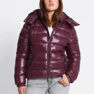 vinröd pufferjacka med huva - Jättefin jacka att ha nu till vintern! Den är nästan helt oanvänd då jag inte tyckte den passade mig så bra. ❣️