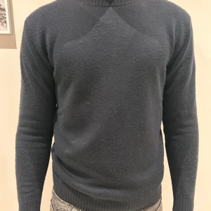 Mörkblå stickad tröja John Henric - Mysig mörkblå stickad tröja från John Henric med rund halsringning och ribbade muddar. Perfekt för lager-på-lager och passar till både jeans och chinos. Klassisk och enkel design som funkar året runt.