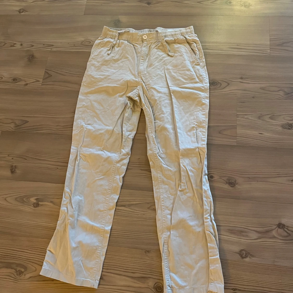 Beige linnebyxor med snörning - 1