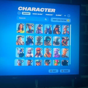 OG Fortnite konto season ett - chapter 6 - 150 skins jätte sällsynta skins som man behövde köpa mobiler för att få som galaxy och glow. Jag har även lagt ut de på player actions där kan man också köpa sök på Fortnite konton med galaxy, midas, glow och mako glider 