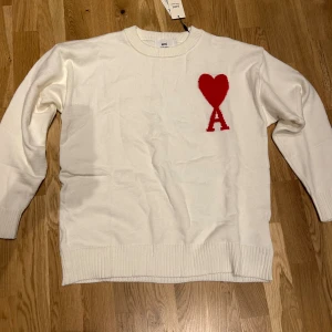 Vit ami Paris - Vit ami para i helt ny skick och är perfekt till vintern.Det står att den är i S men jag skulle säga att den passar bättre i M eller L efter min pappa testa den. 1 av 1 k