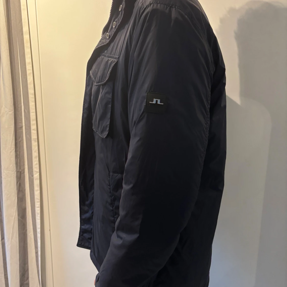 Mörkblå pufferjacka från J.Lindeberg - 1