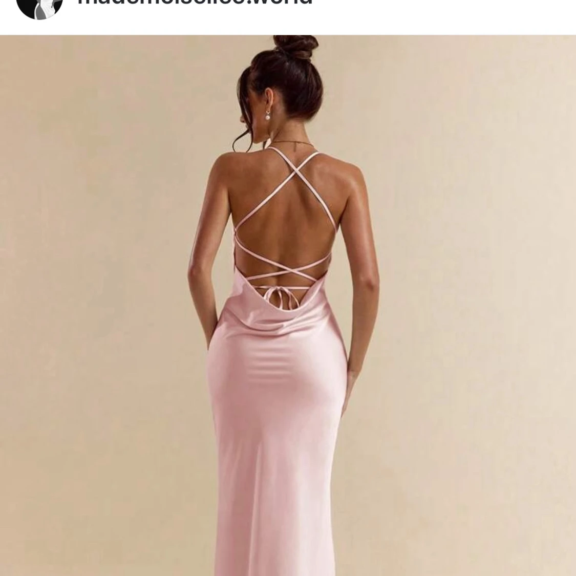 Ljusrosa långklänning i satin med öppen rygg - 2