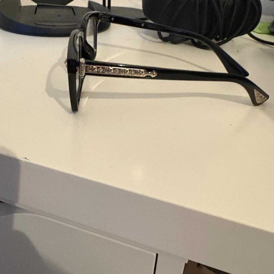 Svarta glasögon med silverdetaljer - 1