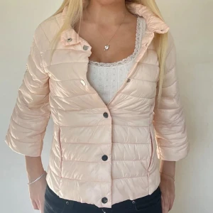 Rosa hernoliknande jacka  - FÖLJ FÖR LIKNANDE 🥰 Super fin Herno liknande jacka med trekvartsärm och krage. Storlek S i mycket bra skick! Går utmärkt att ha en långärmad/tjocktröja under! Tryck köp nu! TK-0083