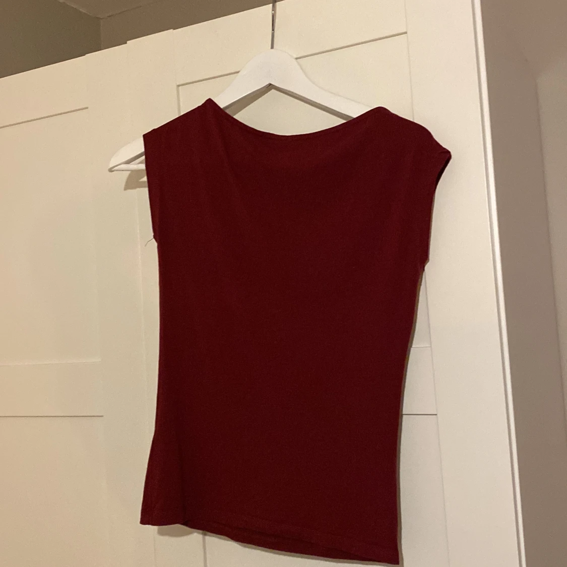 Vinröd tajt topp Nelly  - 1