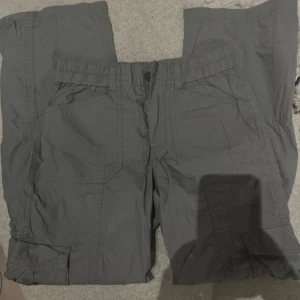Grå cargopants med fickor - Skön passform, knappt använda. Säljes pga för liten storlek. 