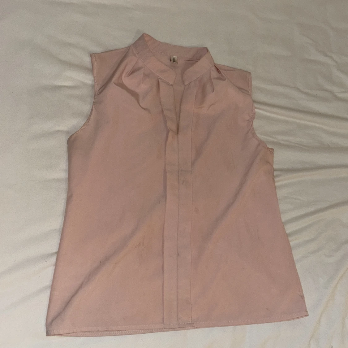 Ljusrosa ärmlös blus från KEBUNUO - 1