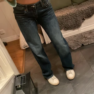 Zara Low waist Straight Jeans  -  Säljer dem snygga low waist jeansen från Zara. Nya utan prislapp, aldrig använda. Jeansen är raka modellen och sitter så snyggt.