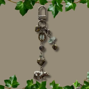 Keychain - Handmade keychain med tjeckiska glaspärlor & charms, går att sätta på väskor exempelvis:)🐻🌀🌿