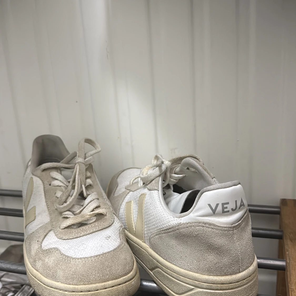 Beige och vita Veja sneakers - 1