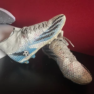 Fotbollsskor - Använd några månader sen så köpte jag nya så tänker sälja dessa. Passar Storlek 40-41