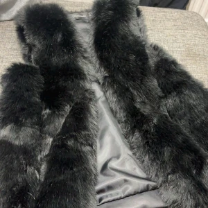 Svart pälsjacka från Fashionable - Säljer en svart pälsjacka från Fashionable med fluffig och mjuk yta. Den är använd 1 gång och ser helt ny ut. En perfekt sista tatch för att få den snygga outfiten. Kan gå ner i priset vid snabb äffär.