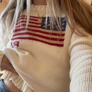 Ralph lauren - Vit stickad tröja från Ralph Lauren med USA-flagga storlek M men sitter perfekt på mig som vanligtvis har Xs . Använd fåtal gånger 