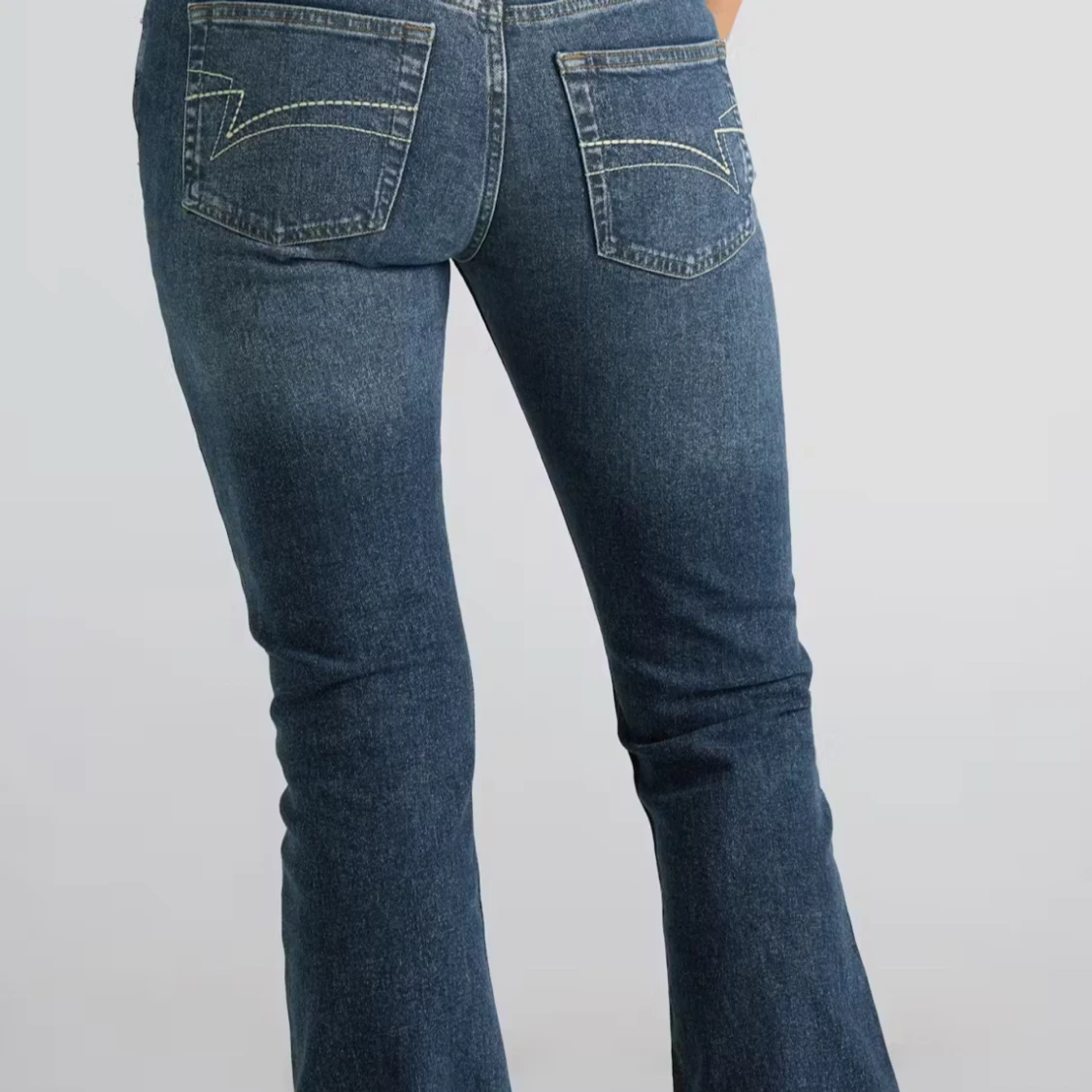 Blå bootcut jeans snygga fickor