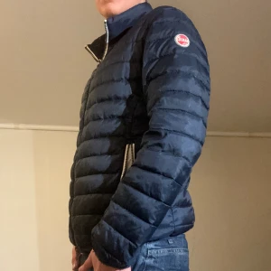 Colmar jacka  - Hej! Säljer nu min jacka, från märket Colmar storlek L. Bra skick, modellen är 184cm och väger 74kg. Tveka inte på att höra av dig om du har frågor eller funderingar kring jackan!